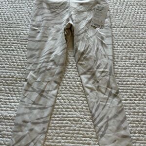 Athleta Salutation Stash pocket 7/8 Tight size small white and gray